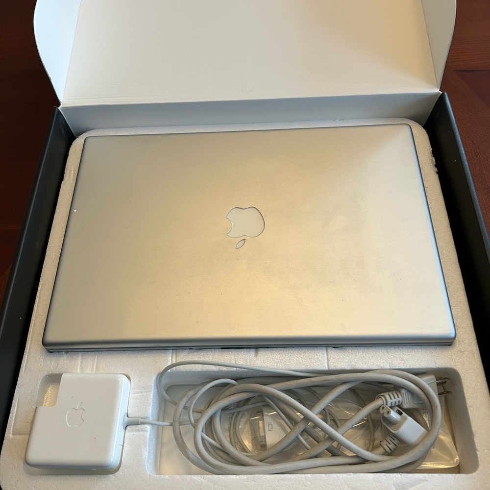 MacBook Pro 15.4” (diagonal) Widescreen Notebook - Picture 14 of 14